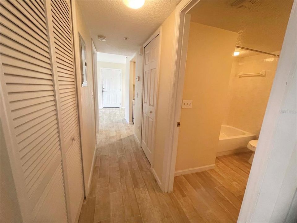 For Rent: $1,300 (2 beds, 2 baths, 800 Square Feet)