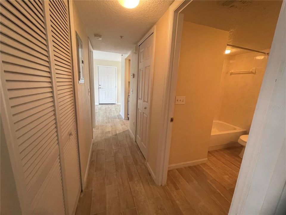 For Rent: $1,300 (2 beds, 2 baths, 800 Square Feet)
