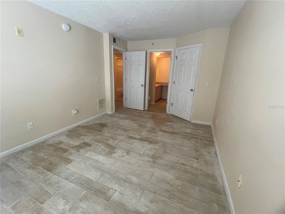 For Rent: $1,300 (2 beds, 2 baths, 800 Square Feet)