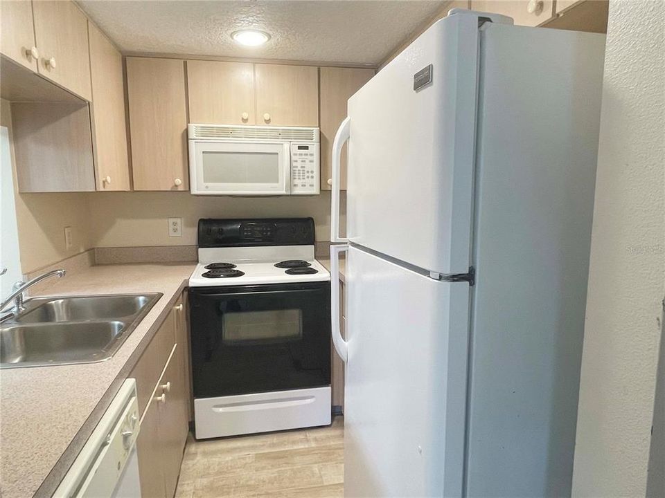 For Rent: $1,300 (2 beds, 2 baths, 800 Square Feet)