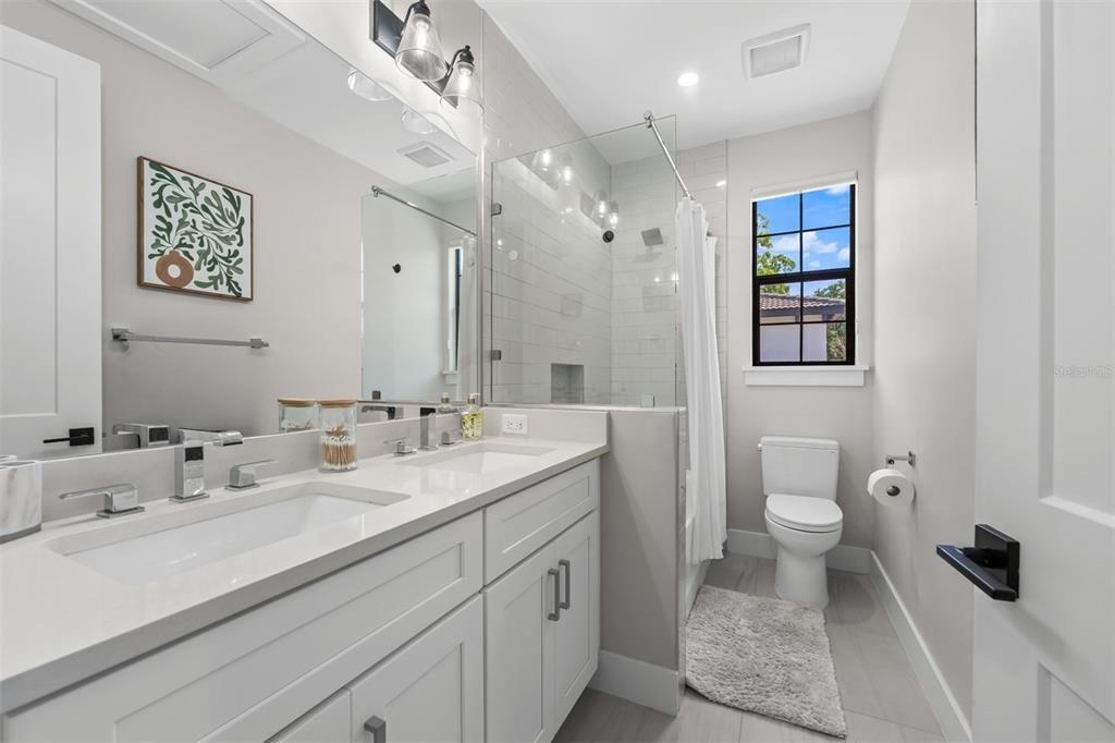 En Venta: $899,000 (3 camas, 2 baños, 1884 Pies cuadrados)