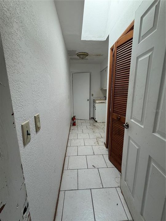 Под контрактом: $245,000 (3 спален, 2 ванн, 1901 Квадратных фут)