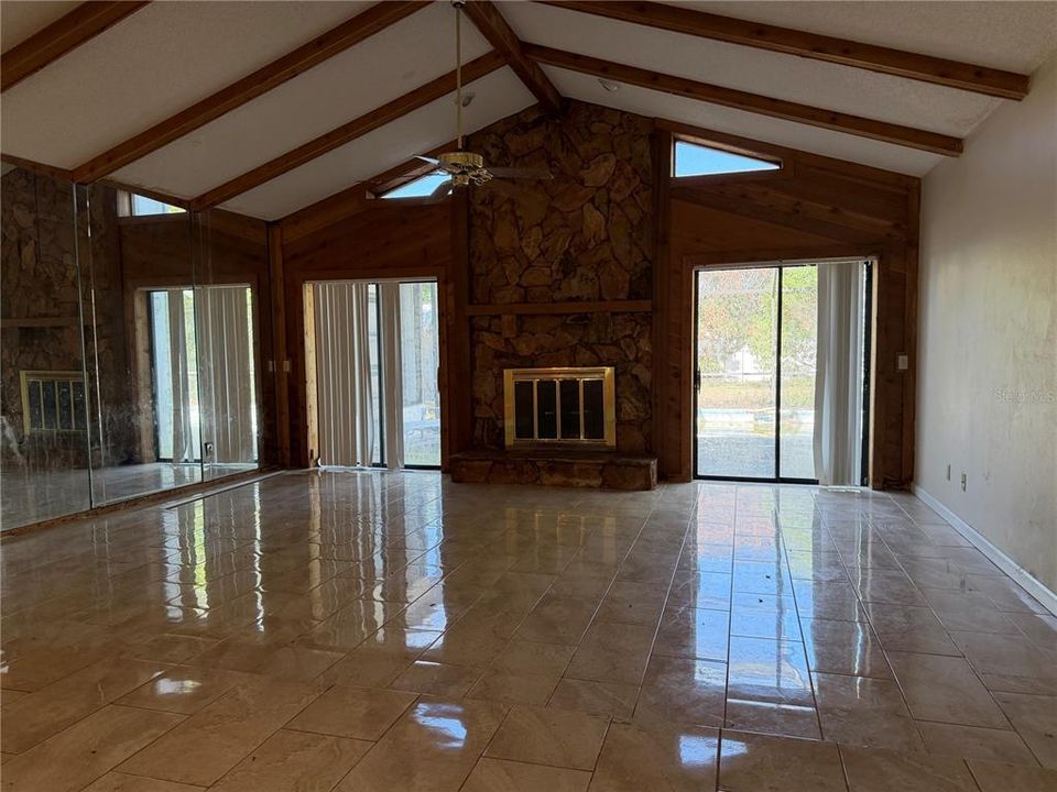 Под контрактом: $245,000 (3 спален, 2 ванн, 1901 Квадратных фут)