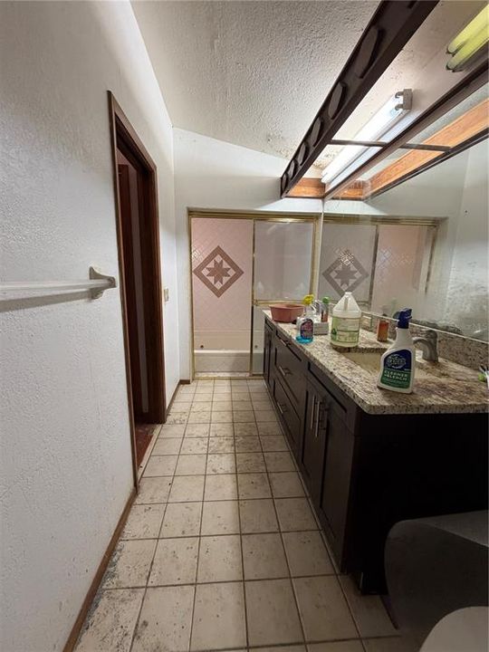 Под контрактом: $245,000 (3 спален, 2 ванн, 1901 Квадратных фут)