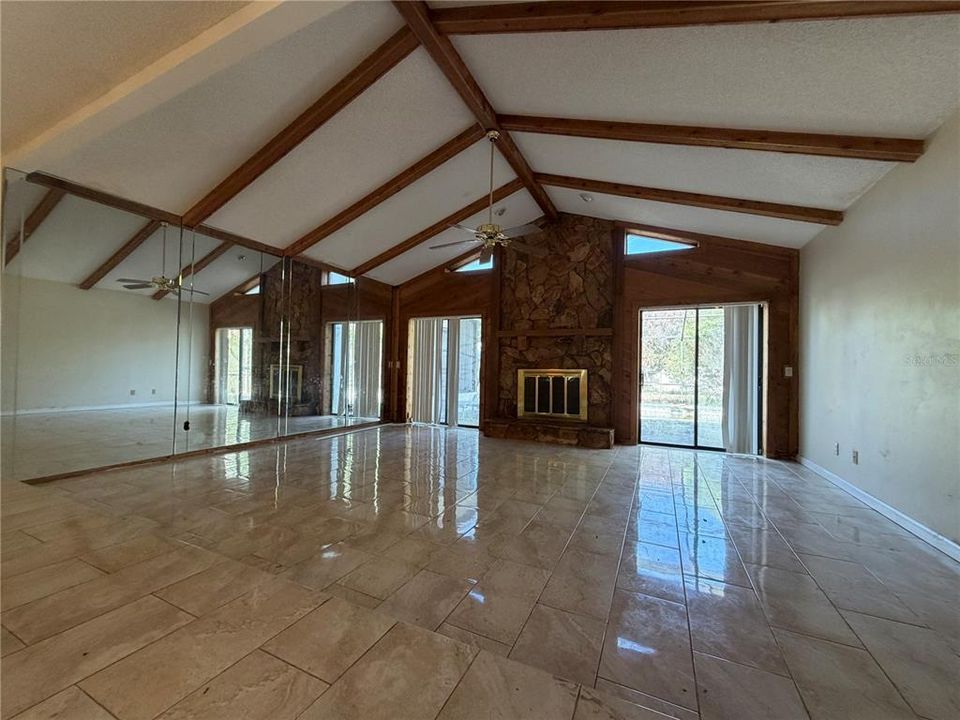 Под контрактом: $245,000 (3 спален, 2 ванн, 1901 Квадратных фут)