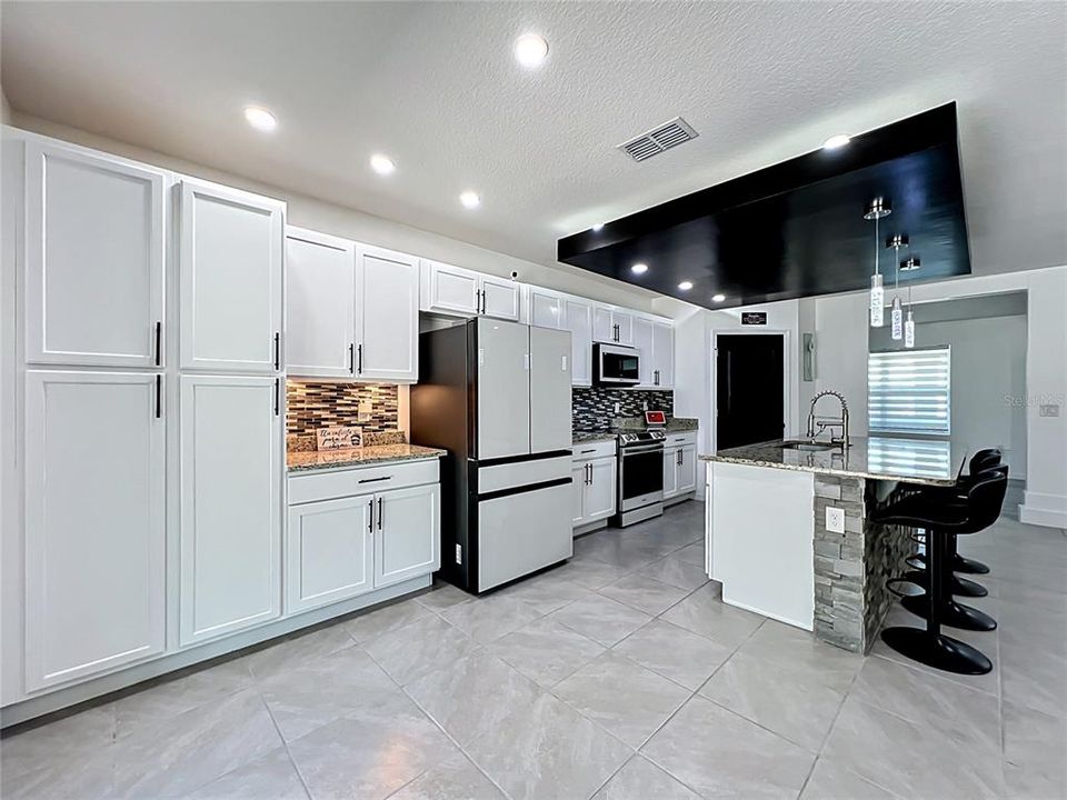 Activo con contrato: $550,000 (5 camas, 3 baños, 2674 Pies cuadrados)