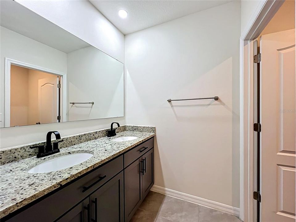 Activo con contrato: $550,000 (5 camas, 3 baños, 2674 Pies cuadrados)