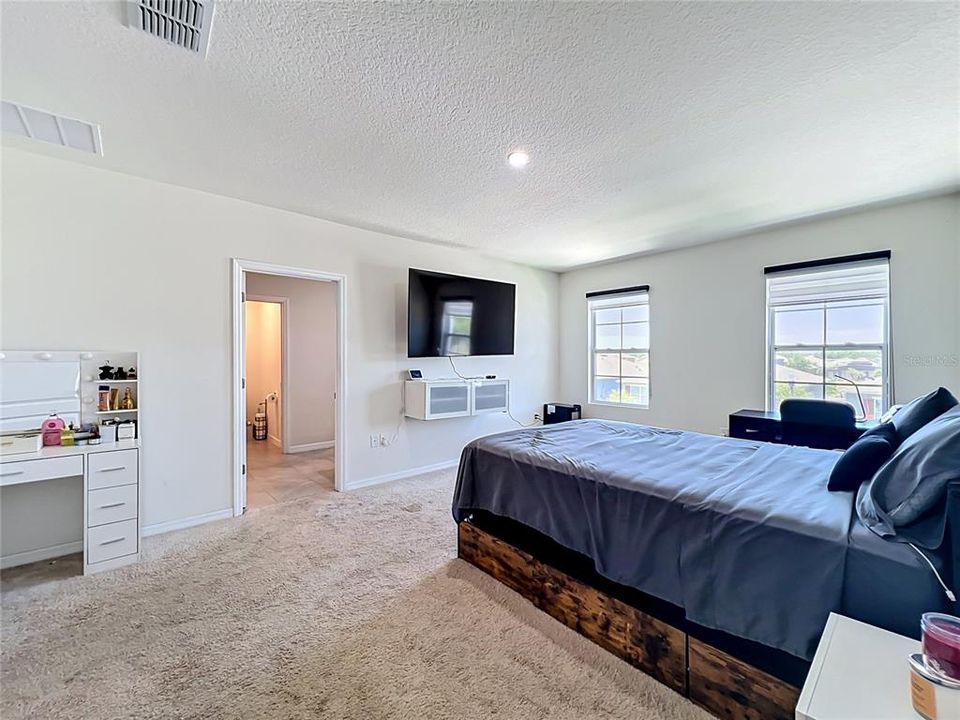 Activo con contrato: $550,000 (5 camas, 3 baños, 2674 Pies cuadrados)
