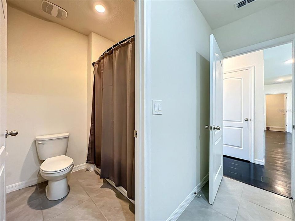 Activo con contrato: $550,000 (5 camas, 3 baños, 2674 Pies cuadrados)