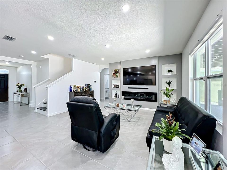 Activo con contrato: $550,000 (5 camas, 3 baños, 2674 Pies cuadrados)