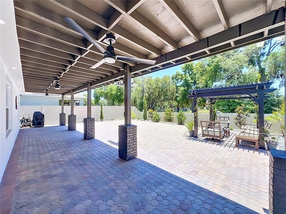Activo con contrato: $550,000 (5 camas, 3 baños, 2674 Pies cuadrados)