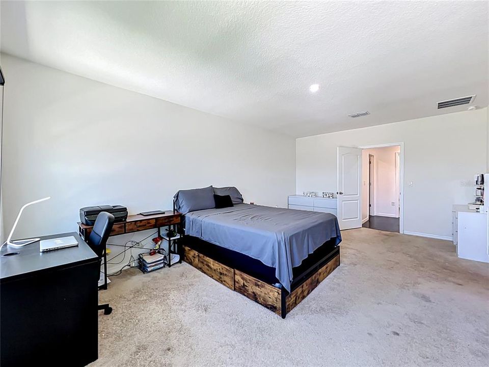 Activo con contrato: $550,000 (5 camas, 3 baños, 2674 Pies cuadrados)