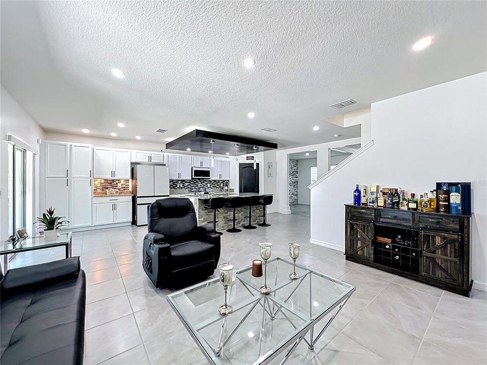 Activo con contrato: $550,000 (5 camas, 3 baños, 2674 Pies cuadrados)