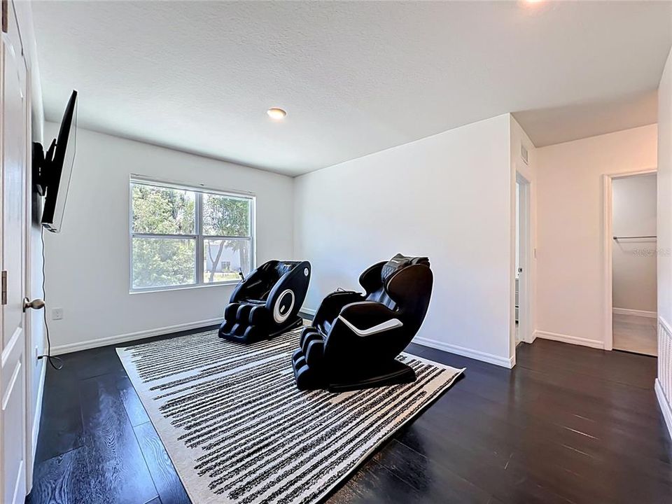 Activo con contrato: $550,000 (5 camas, 3 baños, 2674 Pies cuadrados)