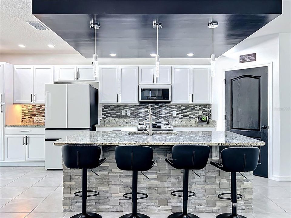 Activo con contrato: $550,000 (5 camas, 3 baños, 2674 Pies cuadrados)