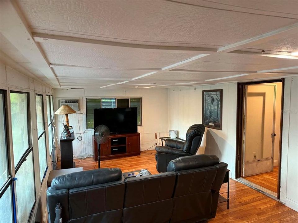 For Sale: $125,000 (3 beds, 1 baths, 960 Square Feet)