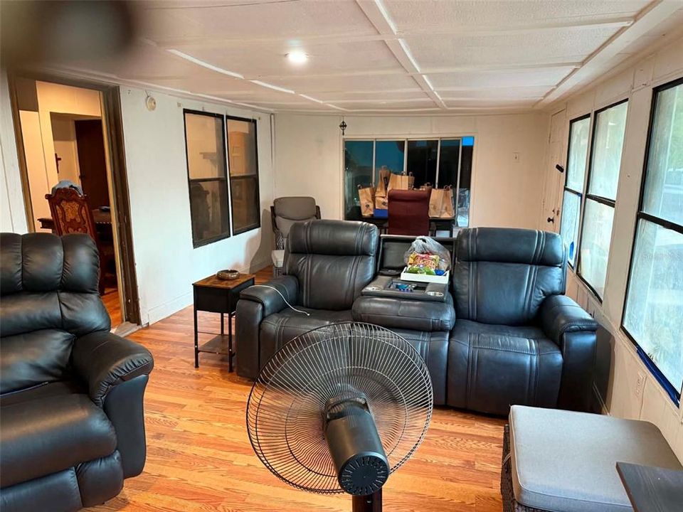 For Sale: $125,000 (3 beds, 1 baths, 960 Square Feet)