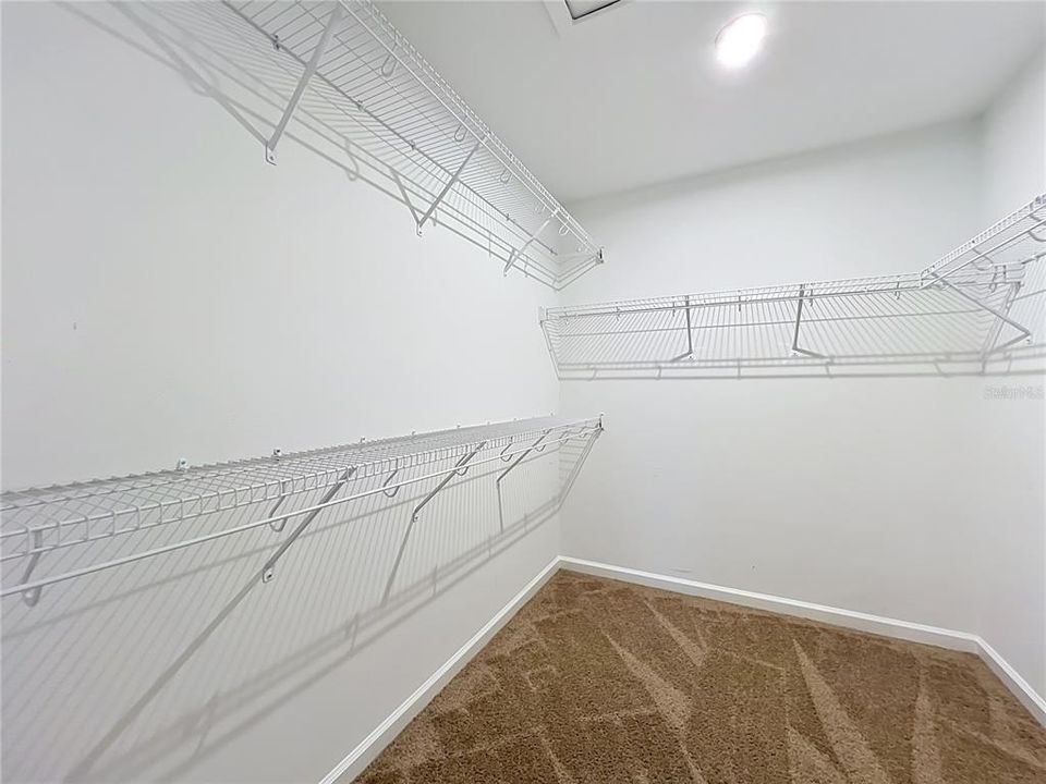 Activo con contrato: $2,750 (3 camas, 2 baños, 1447 Pies cuadrados)