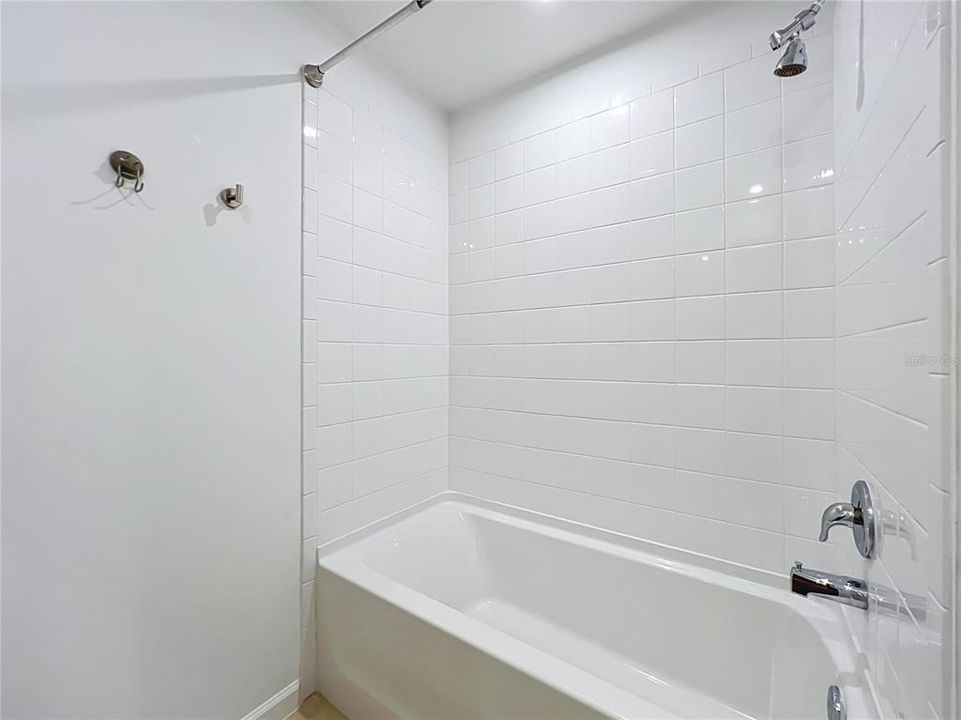 Activo con contrato: $2,750 (3 camas, 2 baños, 1447 Pies cuadrados)