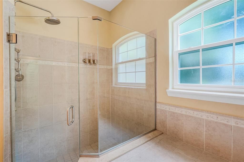 En Venta: $575,000 (4 camas, 3 baños, 3044 Pies cuadrados)