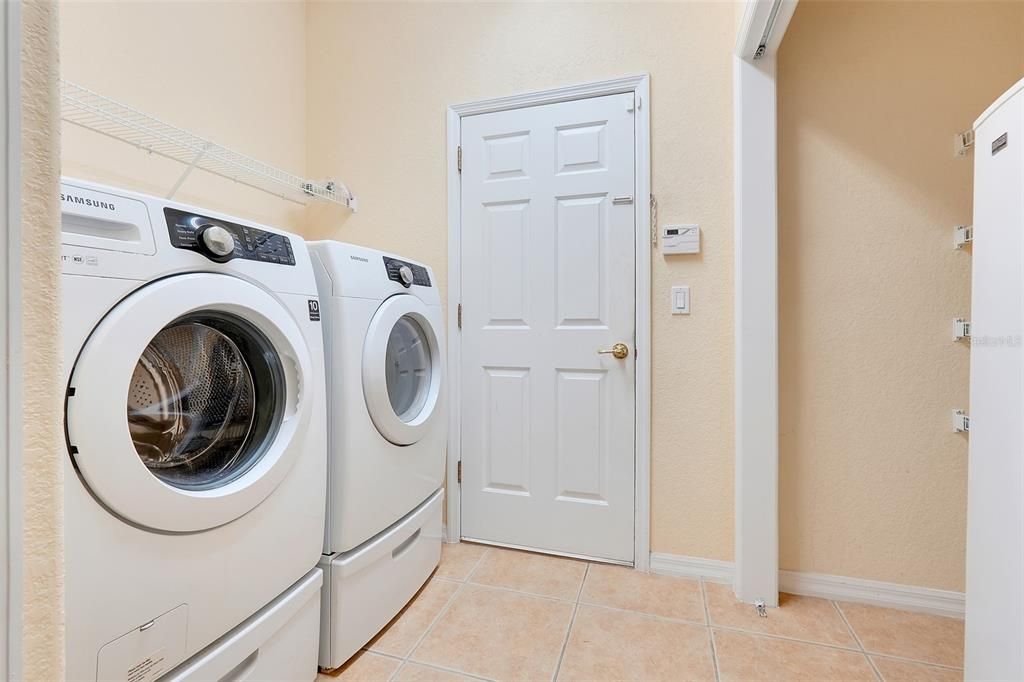 En Venta: $575,000 (4 camas, 3 baños, 3044 Pies cuadrados)