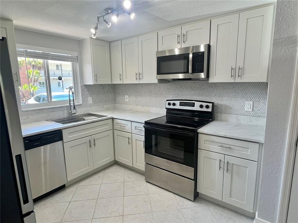 Active With Contract: $159,950 (2 beds, 2 baths, 1175 Square Feet)