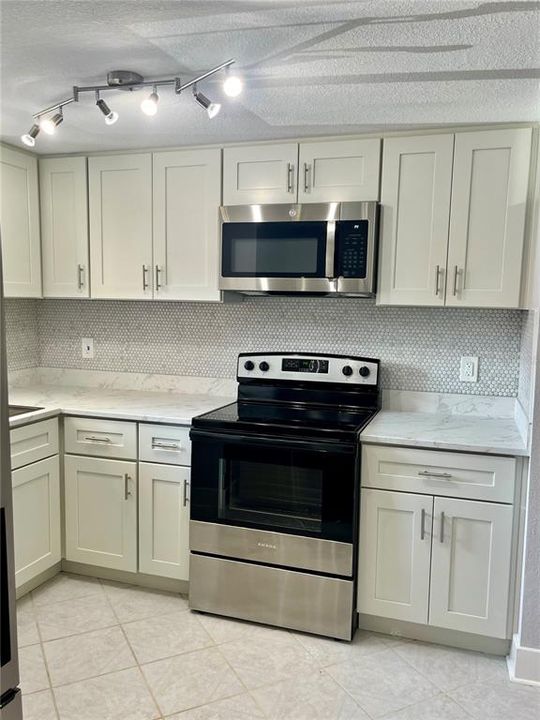 Active With Contract: $159,950 (2 beds, 2 baths, 1175 Square Feet)