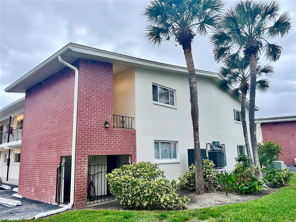 Active With Contract: $159,950 (2 beds, 2 baths, 1175 Square Feet)