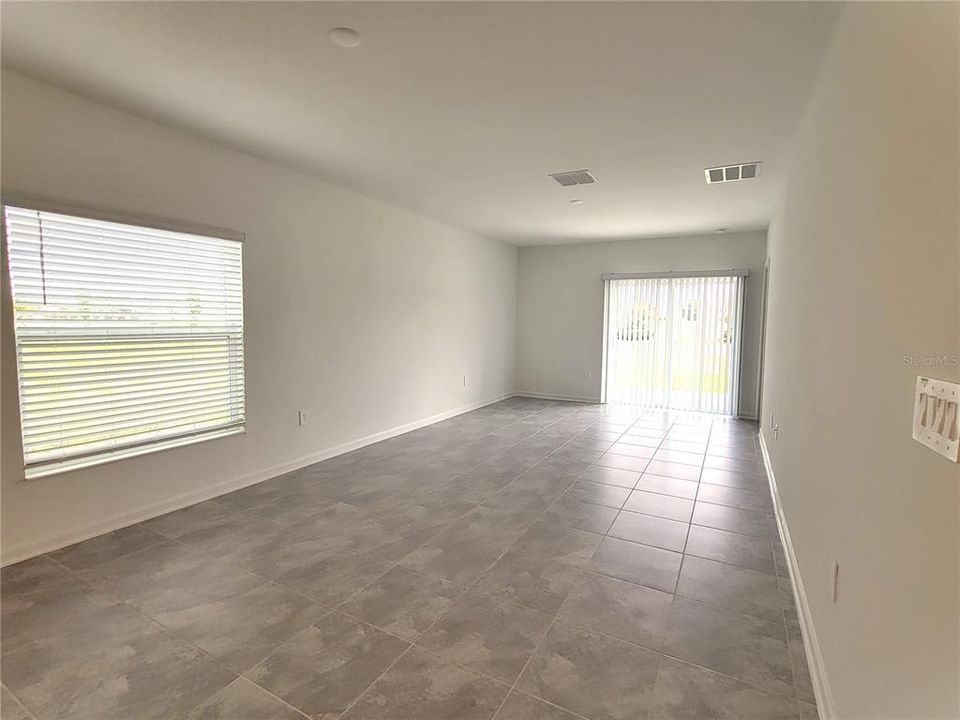 For Rent: $2,000 (3 beds, 2 baths, 1461 Square Feet)
