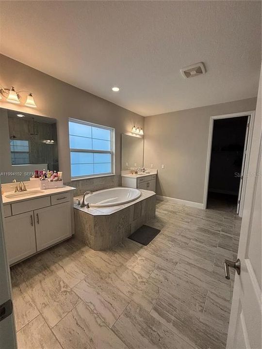 For Sale: $869,000 (5 beds, 4 baths, 3366 Square Feet)