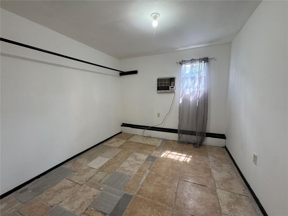 合同活跃: $399,900 (5 贝兹, 2 浴室, 1560 平方英尺)