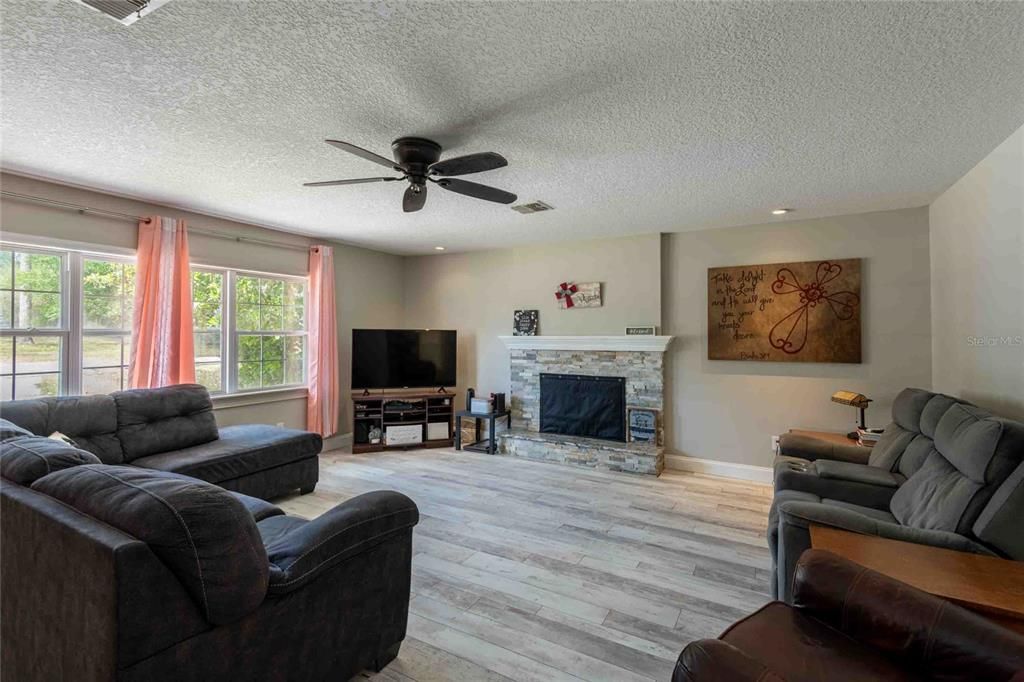 For Sale: $339,500 (3 beds, 2 baths, 1646 Square Feet)