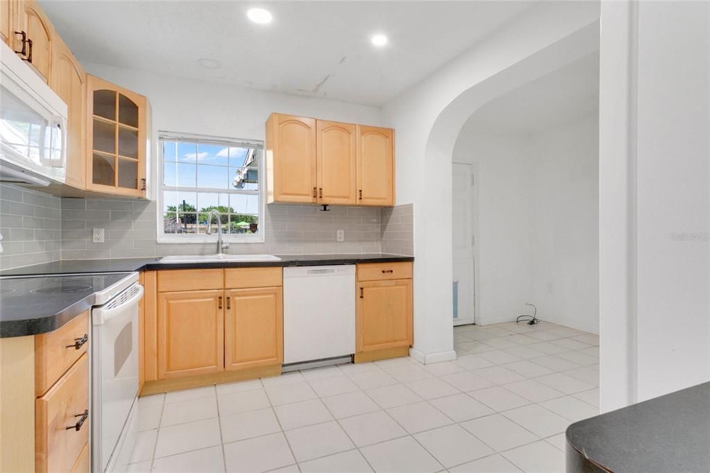 Activo con contrato: $375,000 (2 camas, 1 baños, 913 Pies cuadrados)