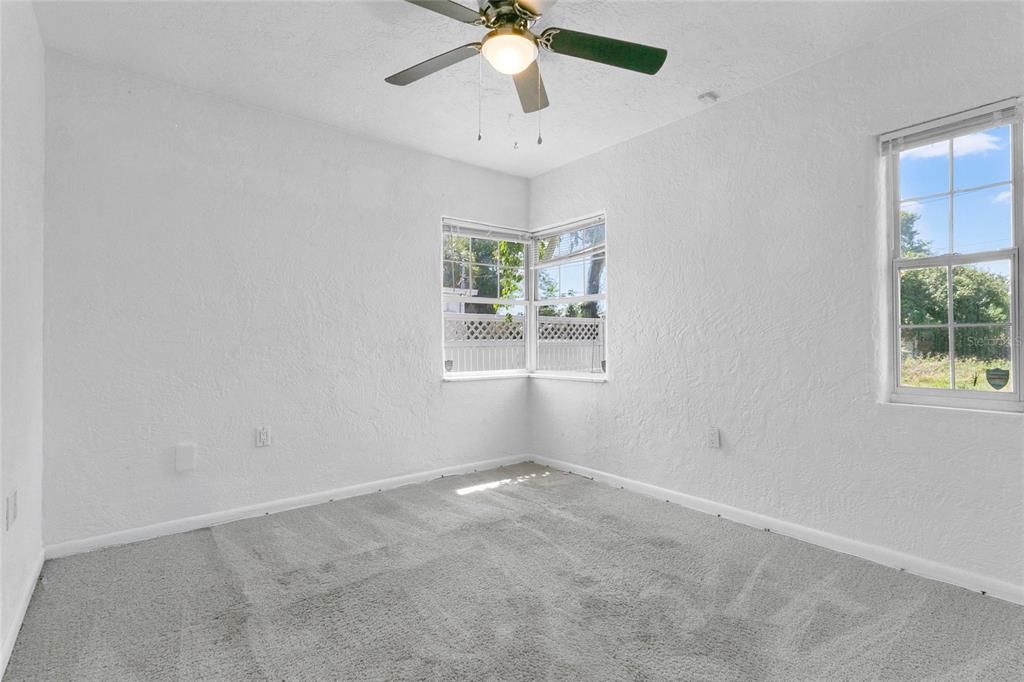 Activo con contrato: $375,000 (2 camas, 1 baños, 913 Pies cuadrados)