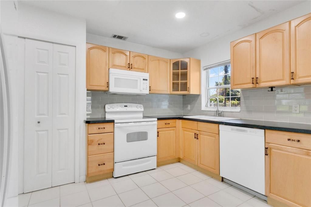 Activo con contrato: $375,000 (2 camas, 1 baños, 913 Pies cuadrados)