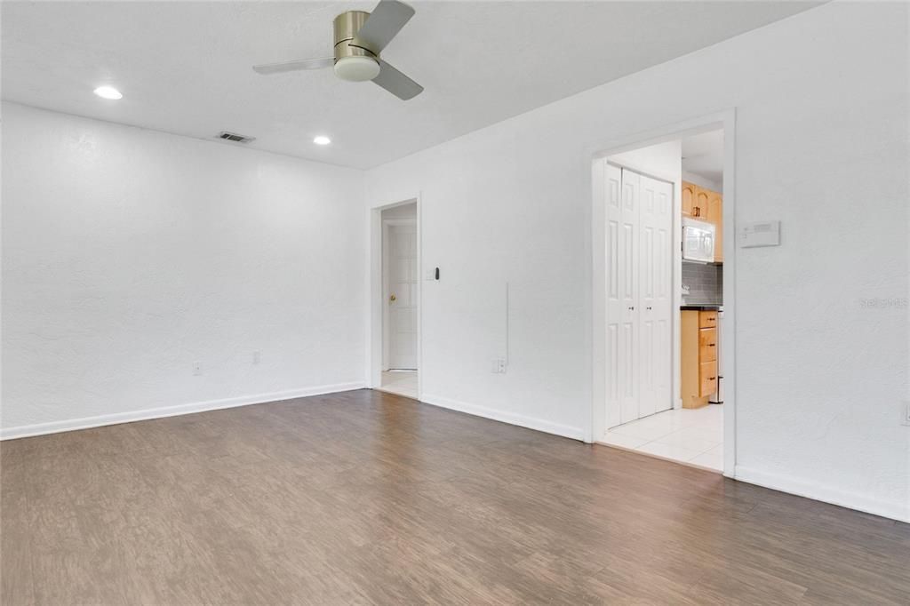 Activo con contrato: $375,000 (2 camas, 1 baños, 913 Pies cuadrados)