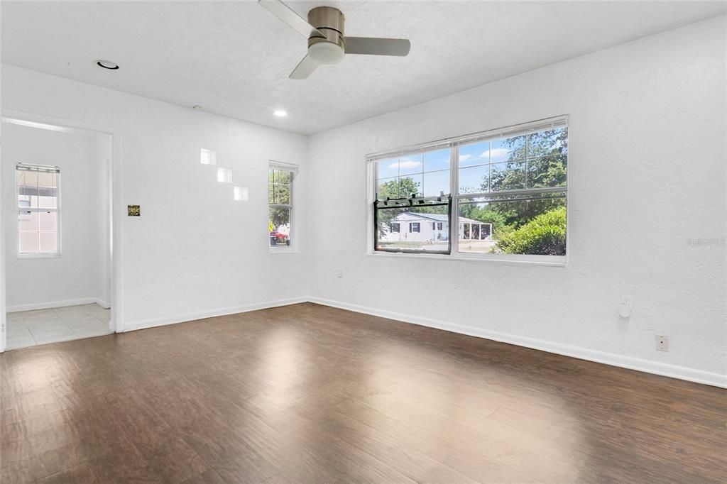 Activo con contrato: $375,000 (2 camas, 1 baños, 913 Pies cuadrados)