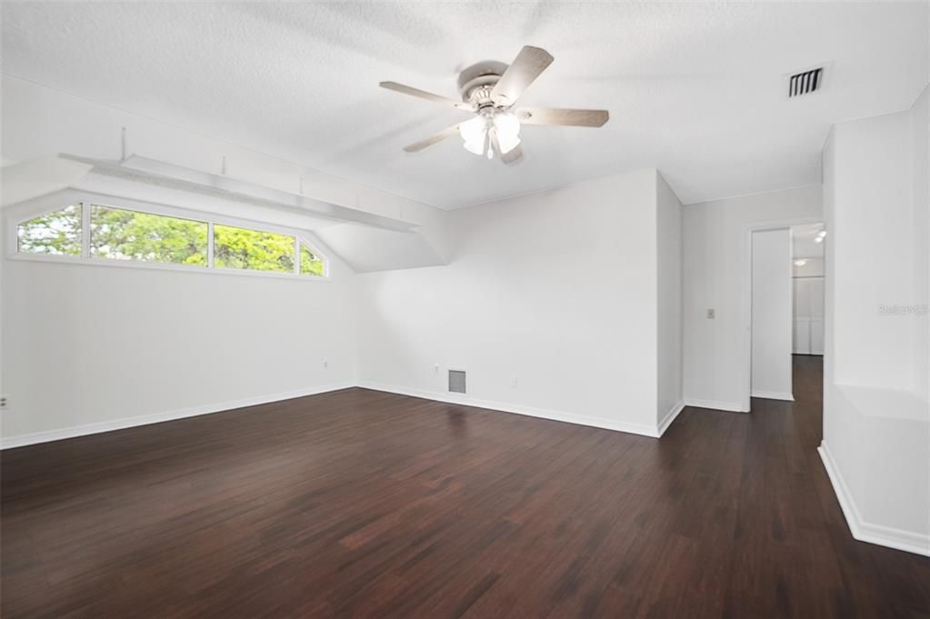 For Sale: $800,000 (5 beds, 3 baths, 3193 Square Feet)