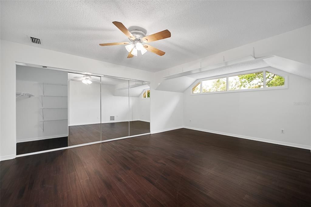 For Sale: $800,000 (5 beds, 3 baths, 3193 Square Feet)
