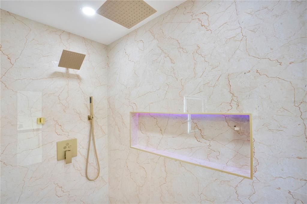 Activo con contrato: $469,900 (3 camas, 2 baños, 1502 Pies cuadrados)