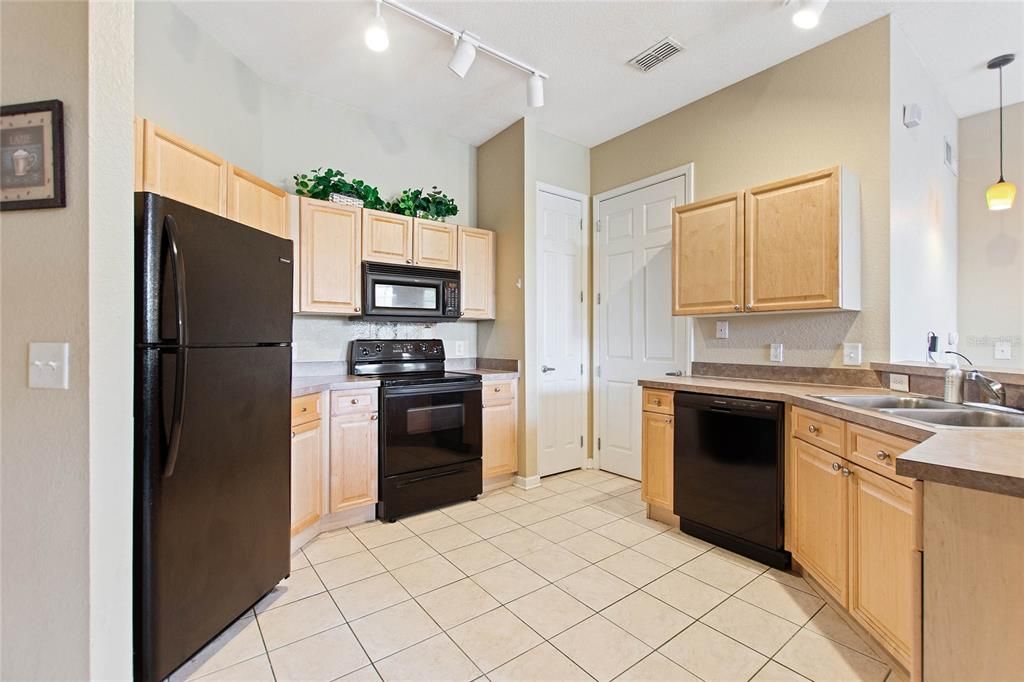 Active With Contract: $1,825 (4 beds, 2 baths, 1688 Square Feet)