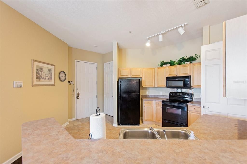 Active With Contract: $1,825 (4 beds, 2 baths, 1688 Square Feet)