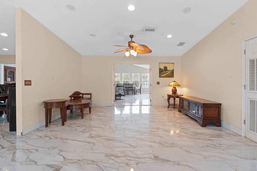 En Venta: $487,000 (4 camas, 2 baños, 2684 Pies cuadrados)