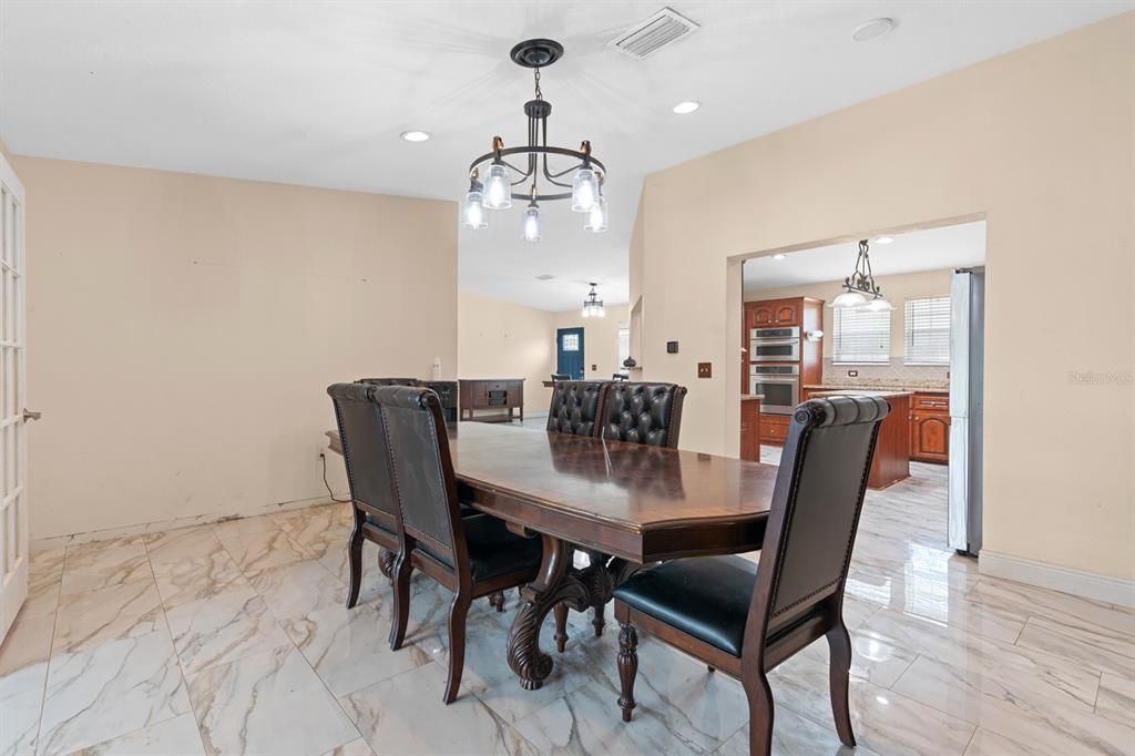 En Venta: $487,000 (4 camas, 2 baños, 2684 Pies cuadrados)