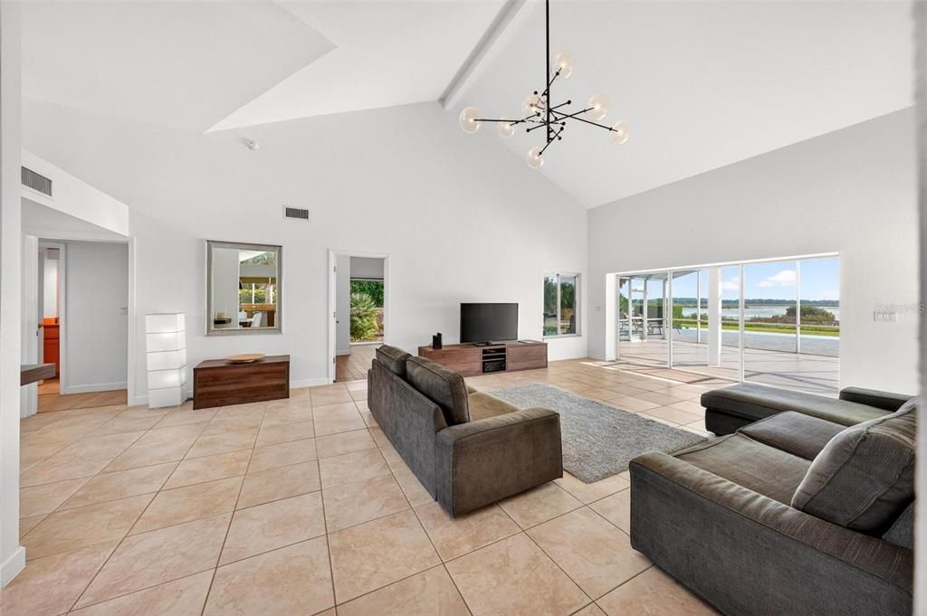 En Venta: $975,000 (4 camas, 3 baños, 2401 Pies cuadrados)
