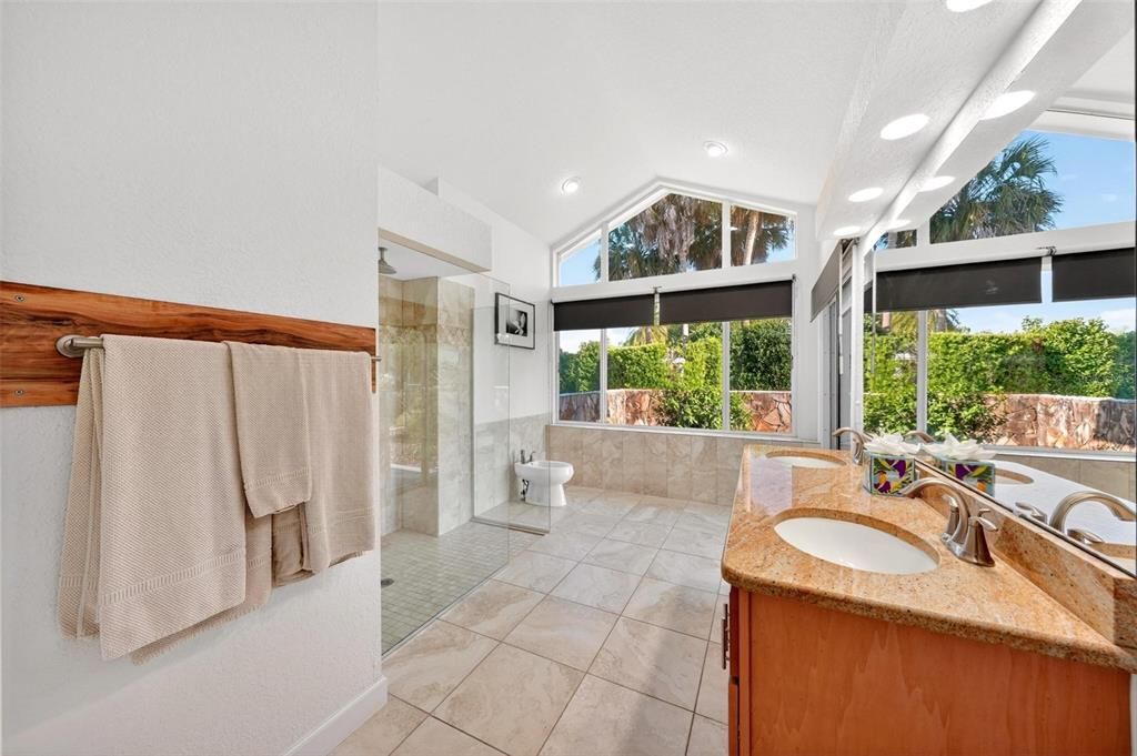 En Venta: $975,000 (4 camas, 3 baños, 2401 Pies cuadrados)