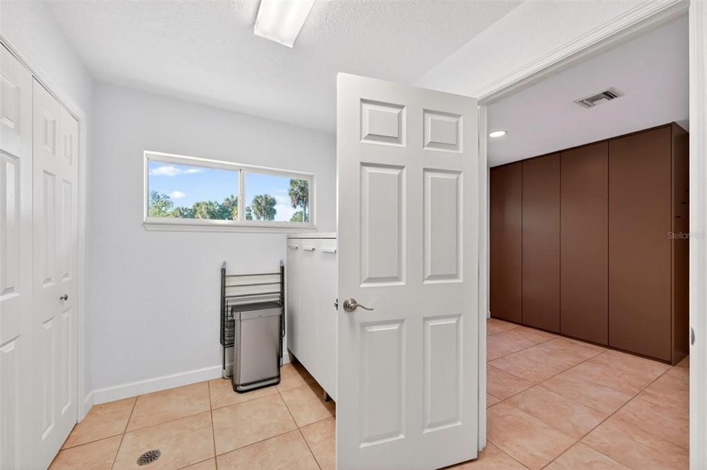 En Venta: $975,000 (4 camas, 3 baños, 2401 Pies cuadrados)