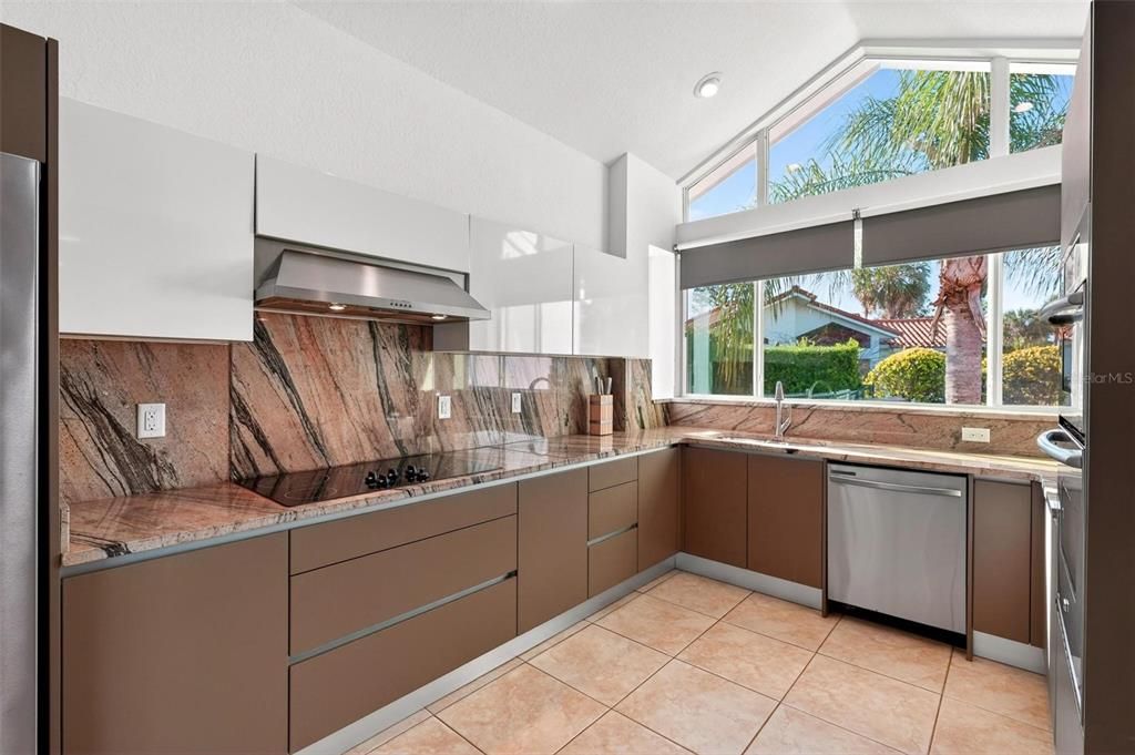 En Venta: $975,000 (4 camas, 3 baños, 2401 Pies cuadrados)