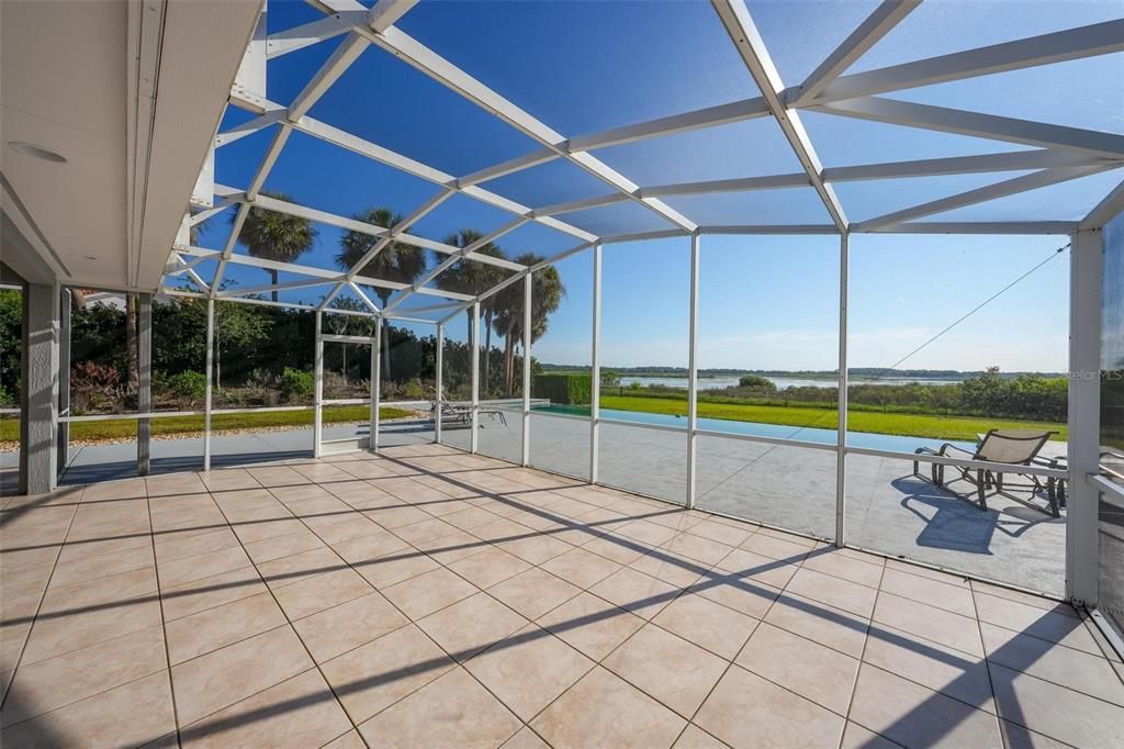 En Venta: $975,000 (4 camas, 3 baños, 2401 Pies cuadrados)