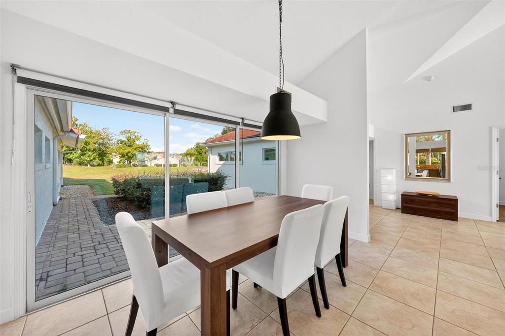 En Venta: $975,000 (4 camas, 3 baños, 2401 Pies cuadrados)